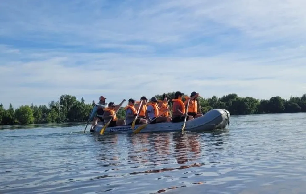 Finde largo y buen clima: habrá salidas en balsa sobre el río Negro gratuitas ¿Cómo anotarse?