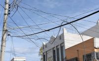 Trágico final para un ladrón: encuentran muerto y colgado de cables eléctricos a un joven en La Plata