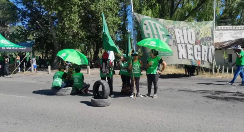 Sin cortes y con tránsito normal, ATE realizó una panfleteada en el puente carretero 