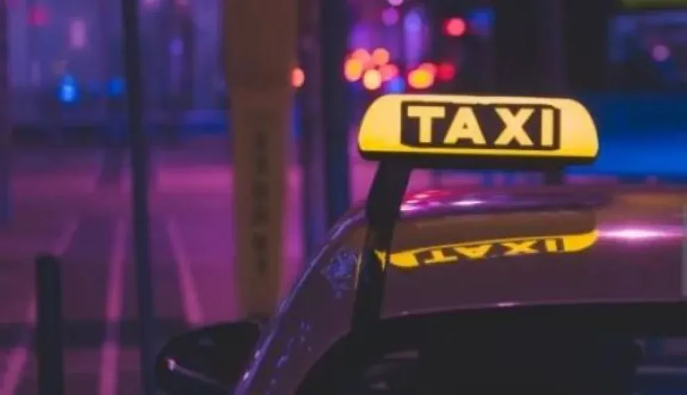 Taxista ventajero: se olvidaron las llaves en el móvil y les arrancó la cabeza con la tarifa