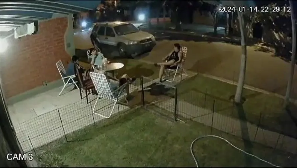 VIDEO: Tomaban mates en la vereda cuando presenciaron un intento de robo en Roca
