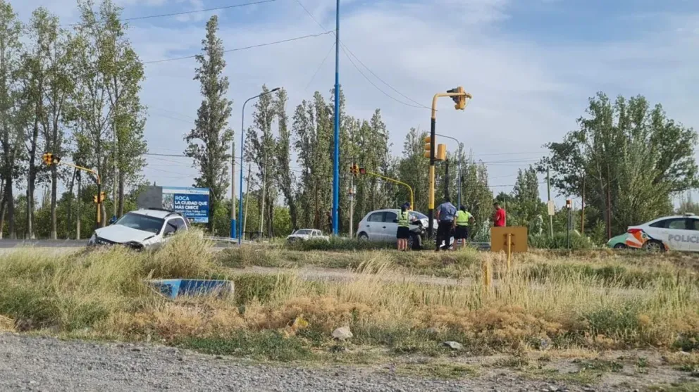 No respetó el semáforo y provocó un fuerte choque en el acceso a Roca