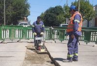 La empresa ARSA trabaja en la reposición de asfalto en la calle Tucumán de Roca