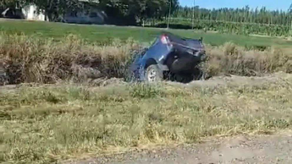 Una camioneta terminó dentro de un canal tras un siniestro vial en Ruta 22