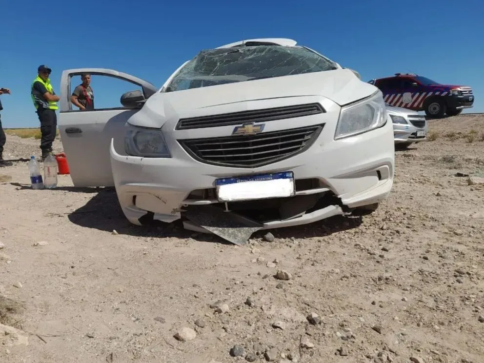 Alquilaron un auto atado con alambre, volcaron y un bebé se salvó de milagro
