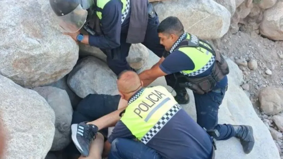 Un joven quedó atrapado en un barranco al querer buscar su celular