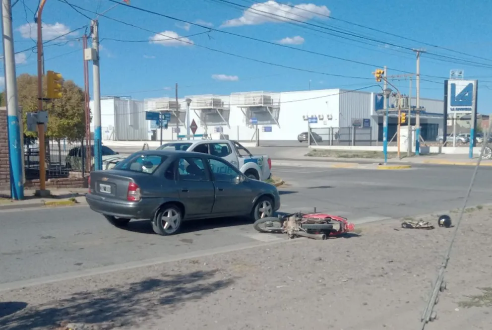 Un motociclista impactó contra un vehículo detenido en un semáforo y terminó hospitalizado 