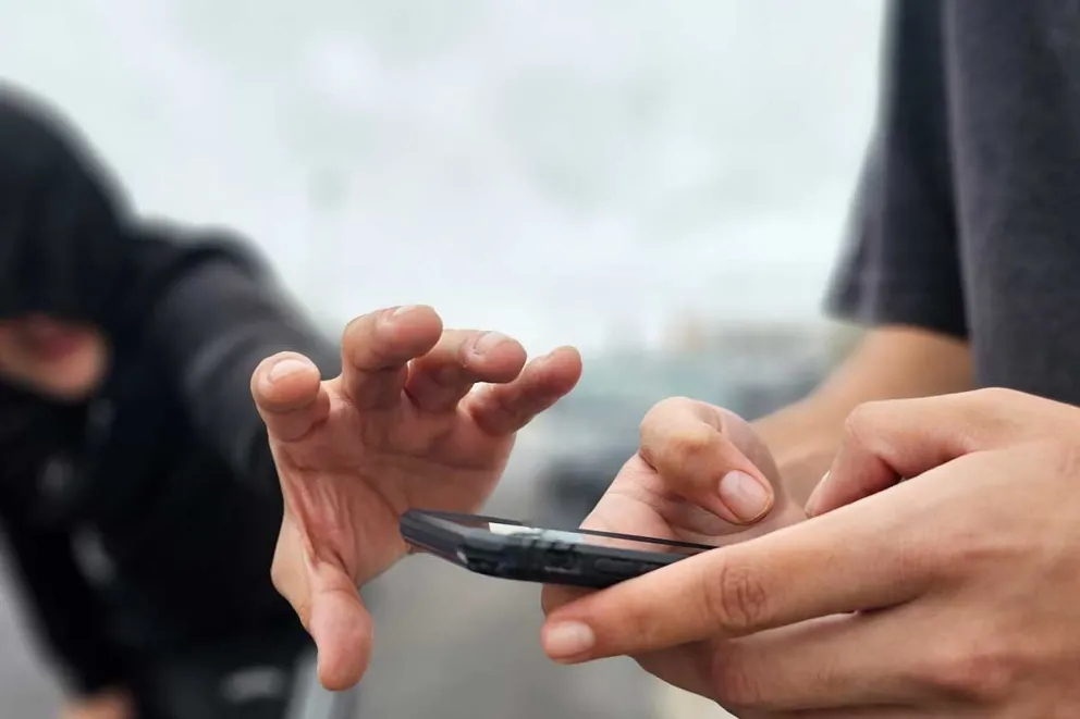 Le arrebató el celular a una mujer en pleno centro pero lo vieron por las cámaras de seguridad