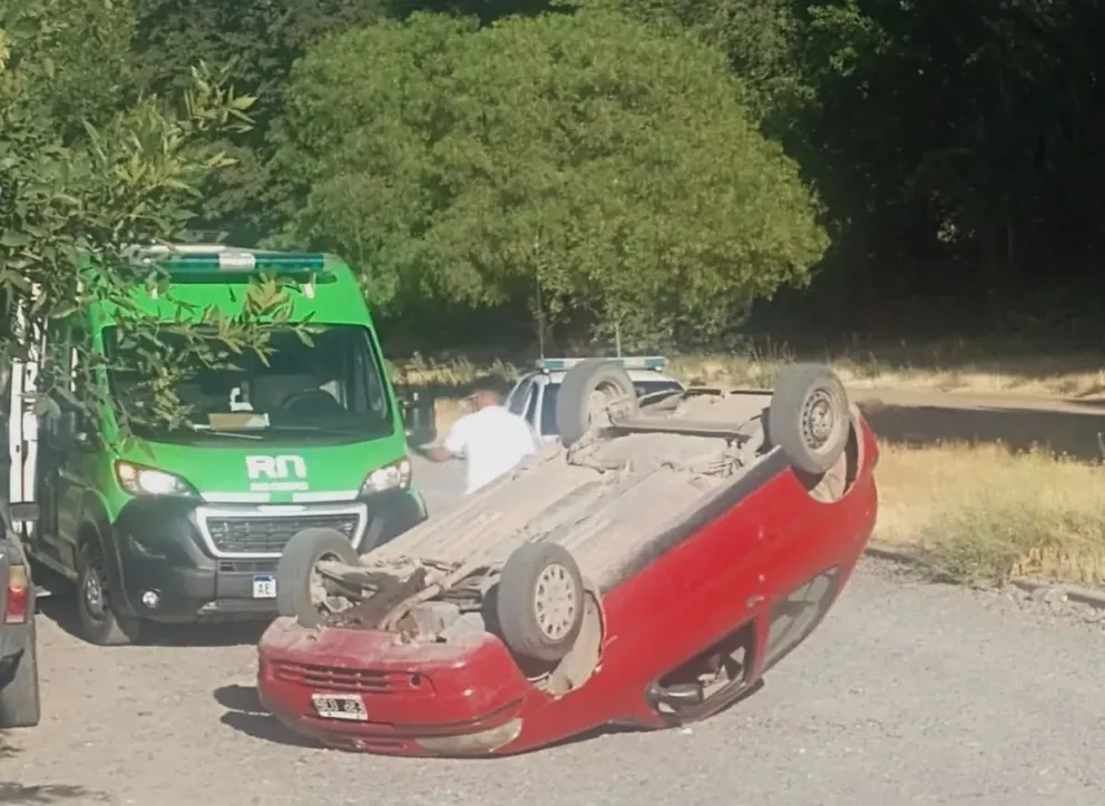 Chocó contra un auto estacionado y terminó volcando