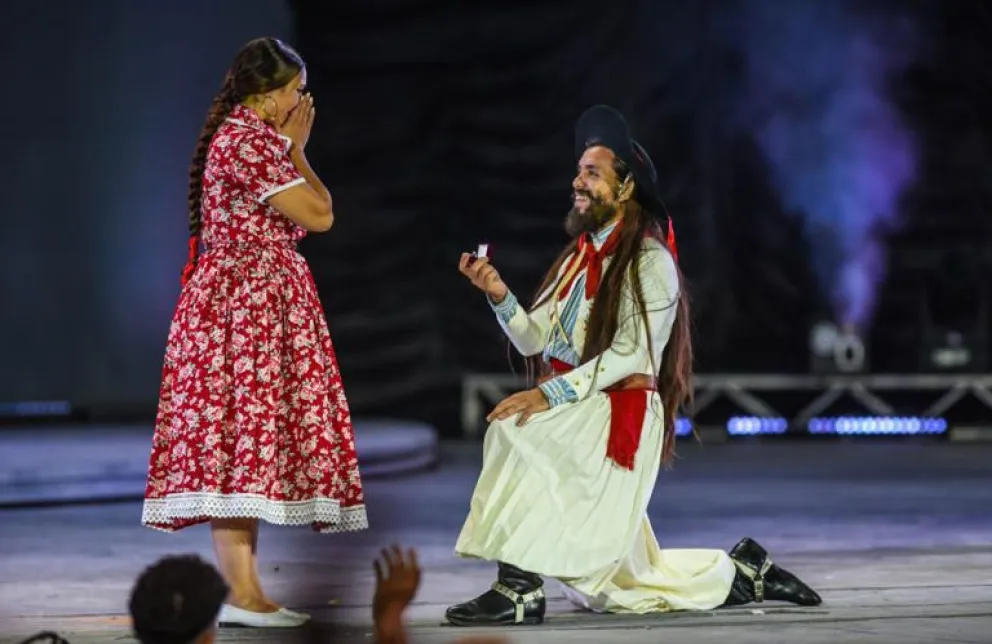 Festival de Cosquín: un bailarín le propuso matrimonio a su pareja en el escenario