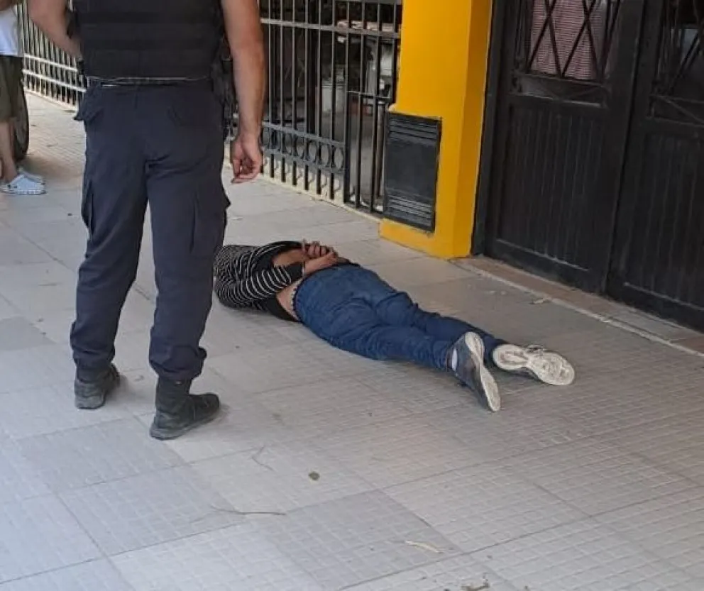 Un hombre fue detenido cuando forcejeaba la puerta de un comercio en Roca