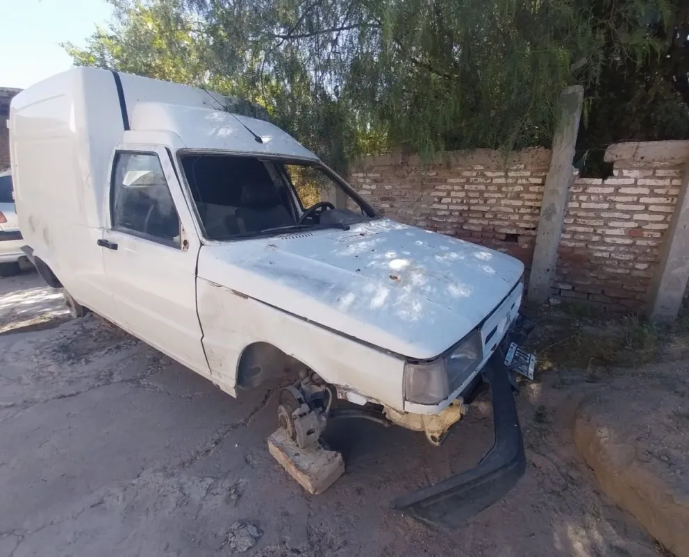 Recuperan en Roca una camioneta que estaba siendo desmantelada