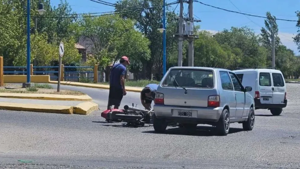 Un joven motociclista resultó herido tras un fuerte choque en Roca