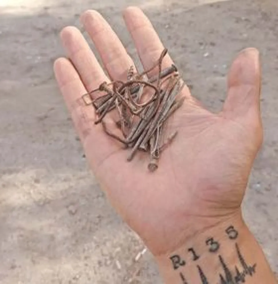 Peligro en el estacionamiento del río: denuncian que está “lleno” de clavos oxidados