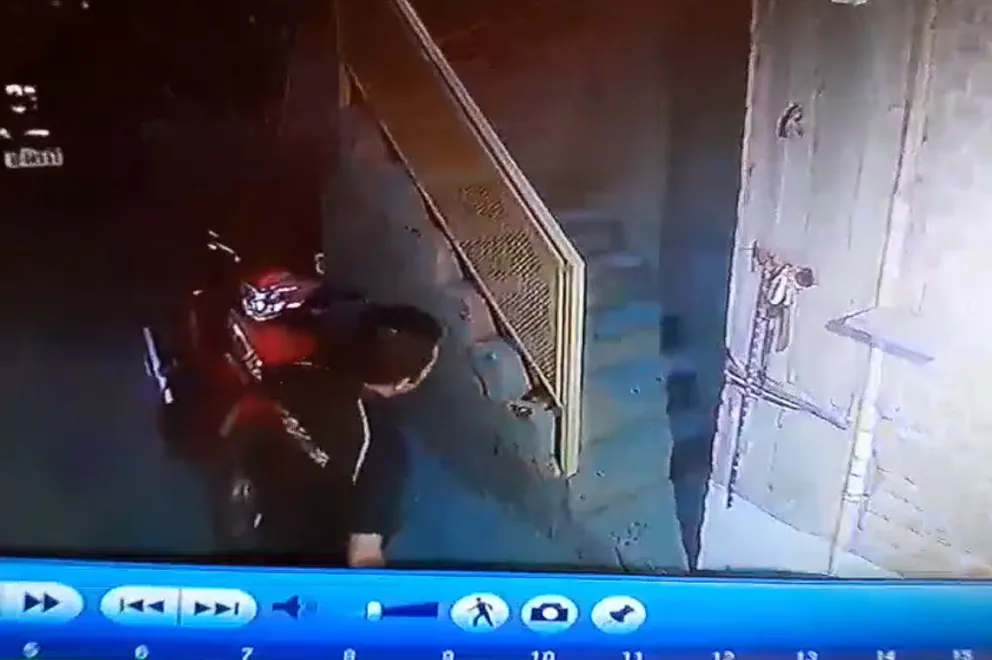 Quedó todo en video: Rompió el portón e ingreso a robar a una vivienda del Alto Valle