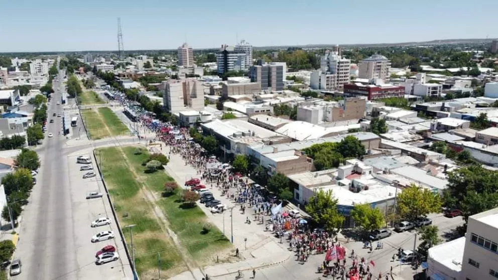 Masiva e histórica movilización en Roca por el Paro General de la CGT