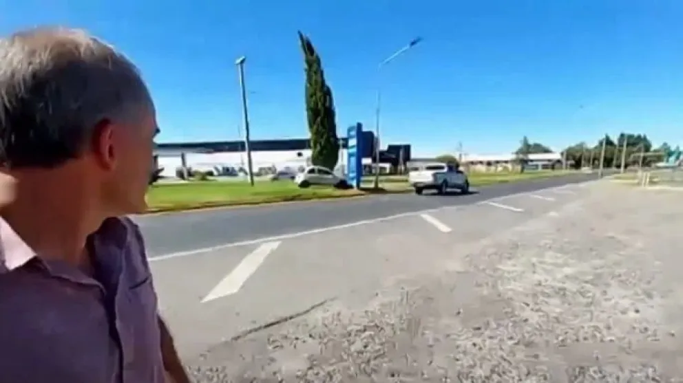 VIDEO: ¡De no creer! Funcionario daba entrevista sobre los tótems de velocidad cuando un auto impactó contra uno de éstos