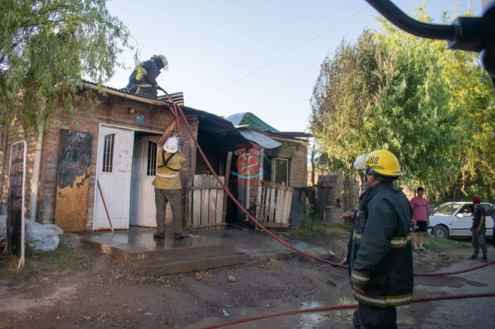 Incendio en una vivienda de Chacra Monte: una persona fue trasladada al Hospital