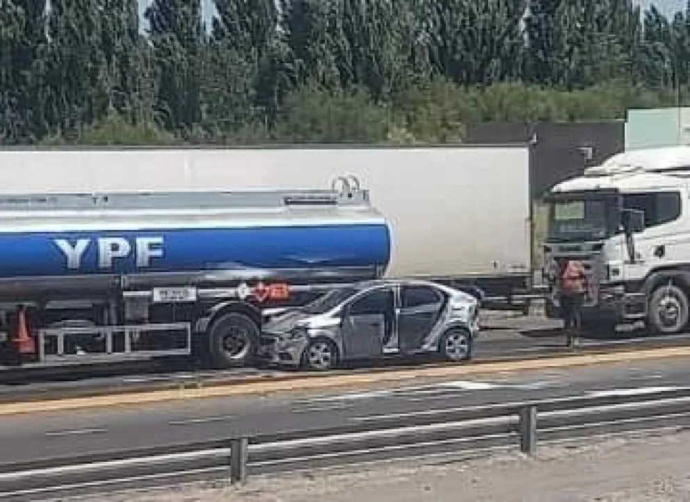 Impactante choque entre un camión y tres automóviles en Ruta 22