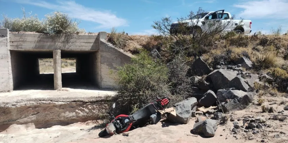 Viajaba en motocicleta de Mencue a General Roca y sufrió un grave accidente