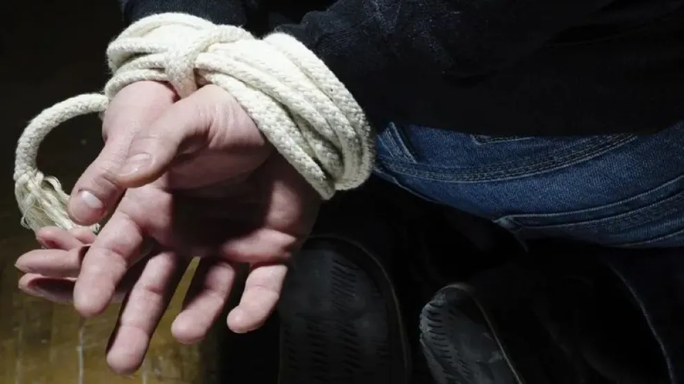 Violento asalto en Roca: Maniataron a una pareja en su casa para robarles la camioneta