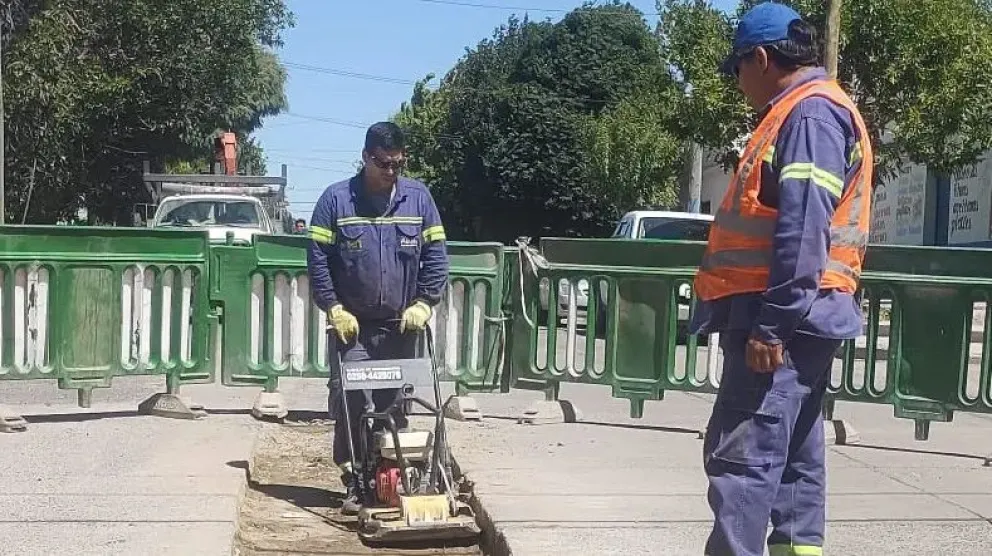 Aguas Rionegrinas concluyó con la reparación de asfalto en calle Tucumán