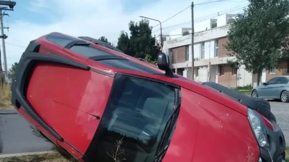 Conductor resulta ileso tras terminar en un canal de riego del Alto Valle