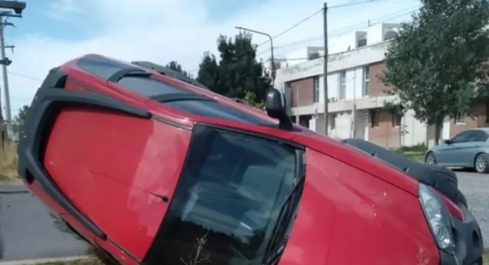 Volcó y terminó metido sobre un canal de riego