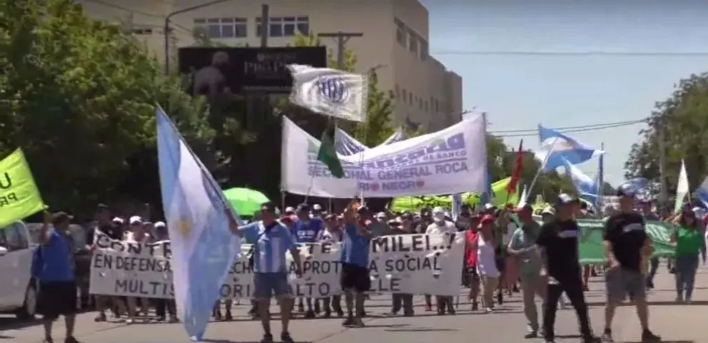 Convocan a un nuevo cacerolazo en Roca contra el DNU y la Ley Ómnibus de Milei