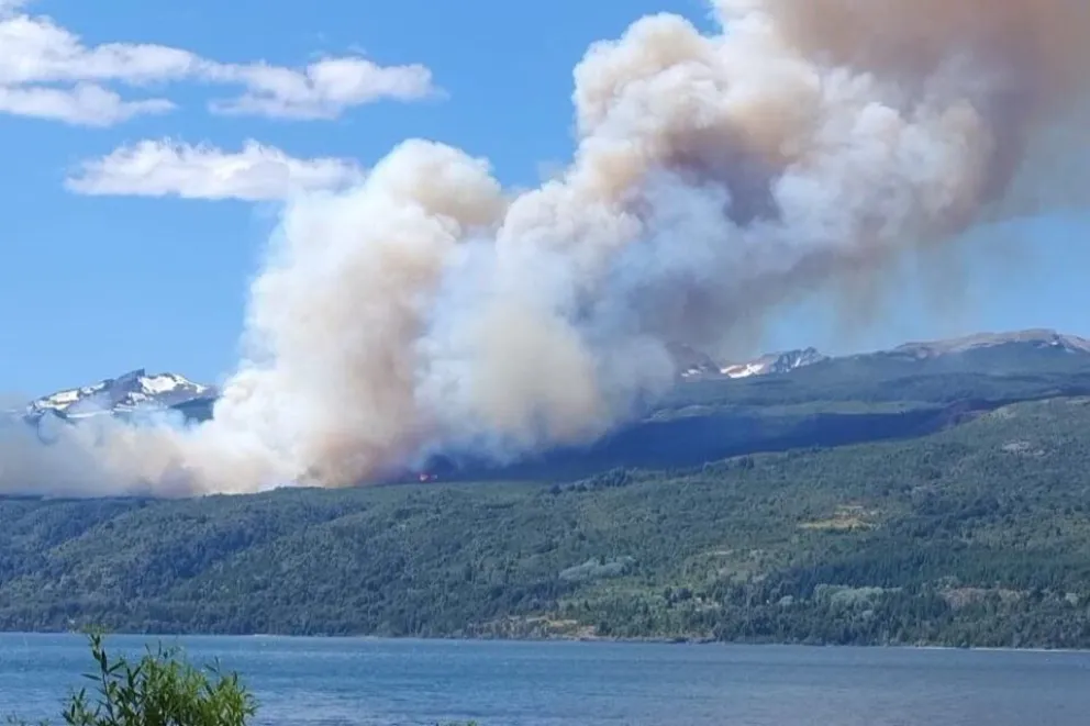 Más brigadistas y recursos se suman para combatir el fuego en el Parque Nacional Los Alerces
