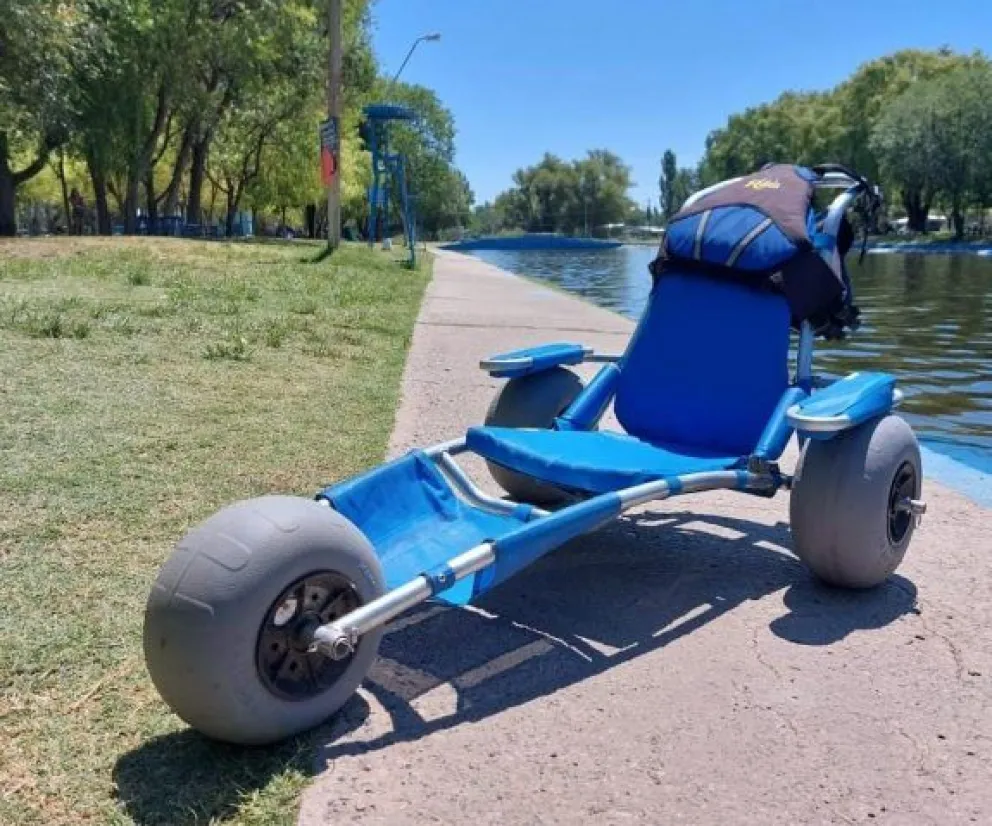 Inclusión: ponen a disposición una Silla Anfibia para disfrutar del Piletón de APYCAR