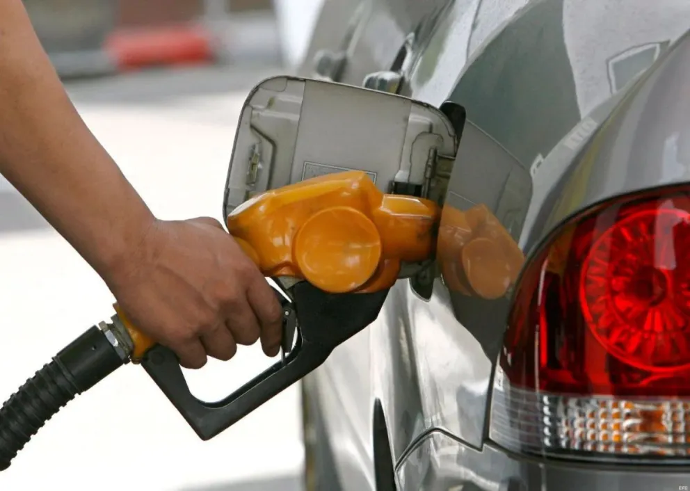 El Gobierno postergó el incremento del impuesto a los combustibles, pero hubo aumento de YPF 