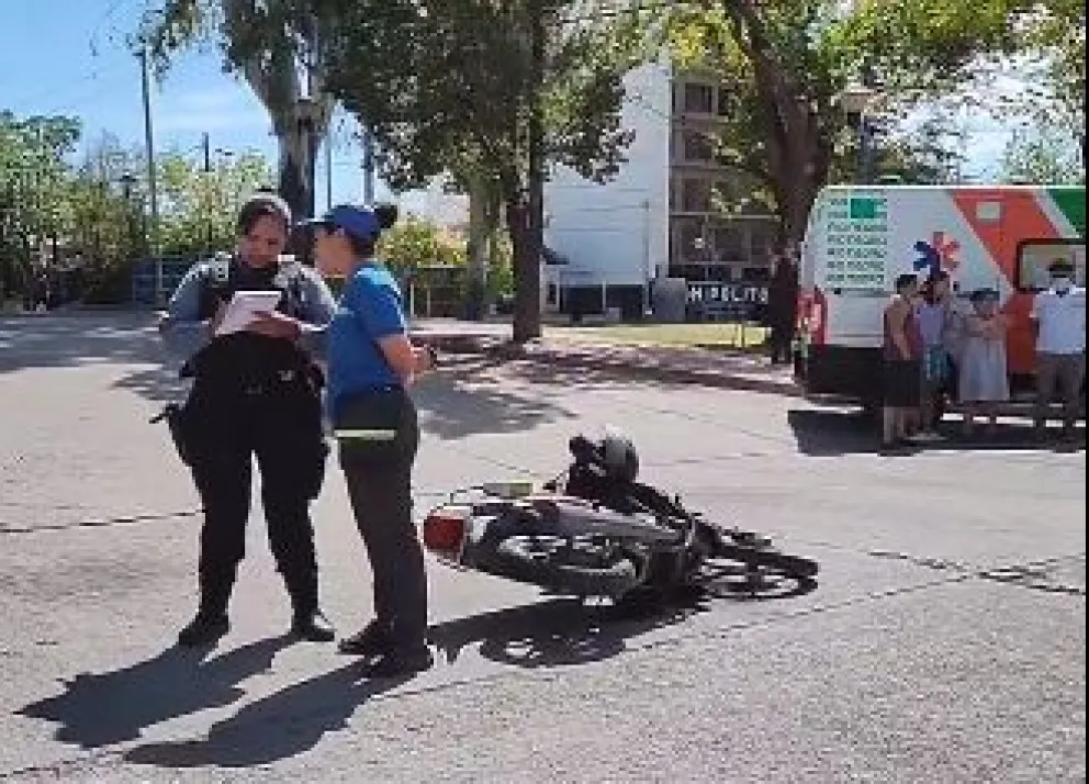 No respetó el paso y atropelló a un motociclista