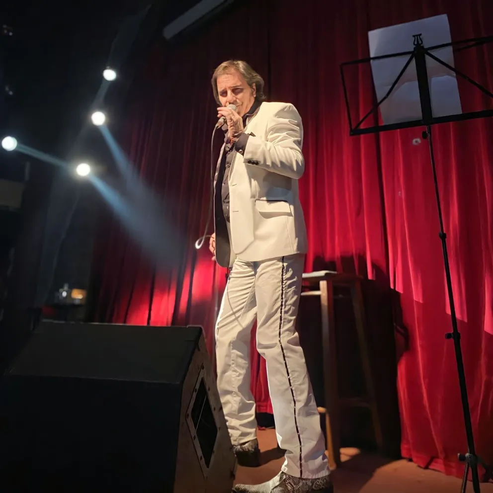 "La Voz de Sandro" revive los clásicos de cine en un show inolvidable