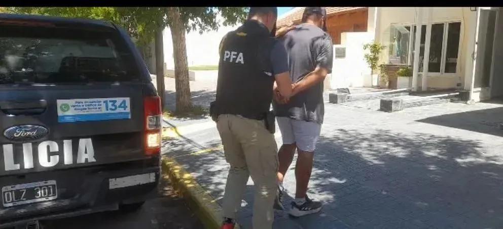 La policía federal detuvo a un narco petrolero en Catriel y fue trasladado a Roca