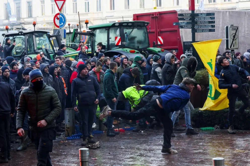 Protesta agricultores europeos: hogueras, huevazos y caos en Brusela