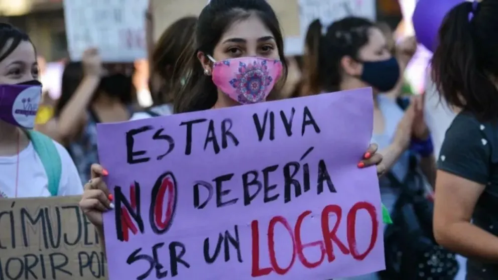Tiene una prohibición de acercamiento pero la sigue hostigando y la amenazó de muerte