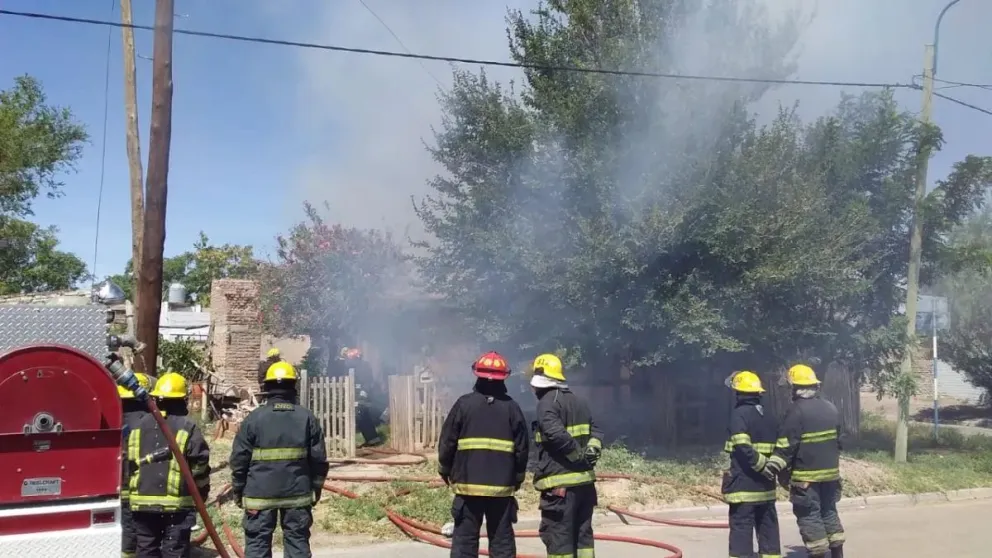 Tragedia en Roca: Incendio en Villa Obrera arrasa con la vivienda de un abuelo de 93 años
