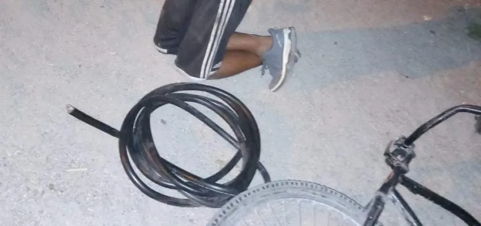 Lo atraparon escapando con un rollo de cables robado de la vía pública