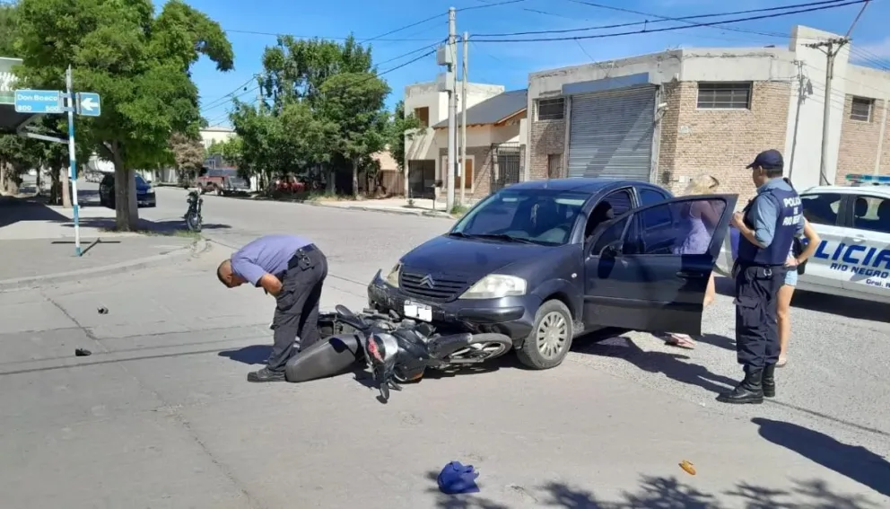 Un auto y una moto chocaron en la esquina de Don Bosco y Brasil