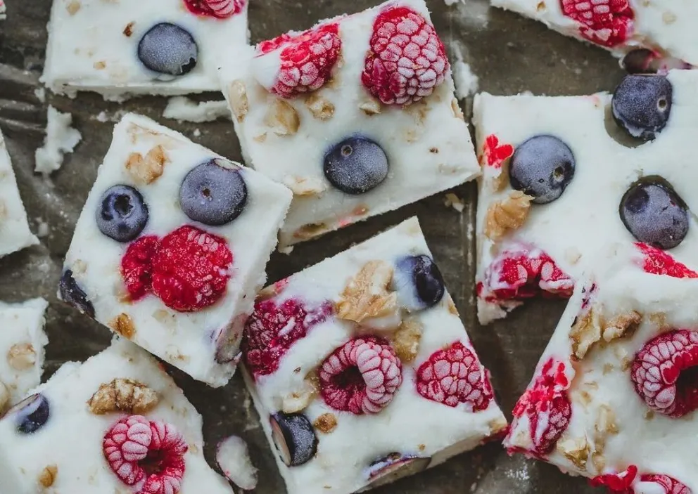 Cómo hacer barritas heladas de yogur y frutas en 3 simples pasos