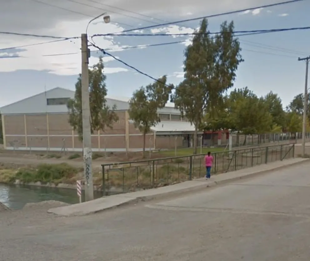 Encontraron a un joven herido de bala debajo de un puente y lo trasladaron a Roca