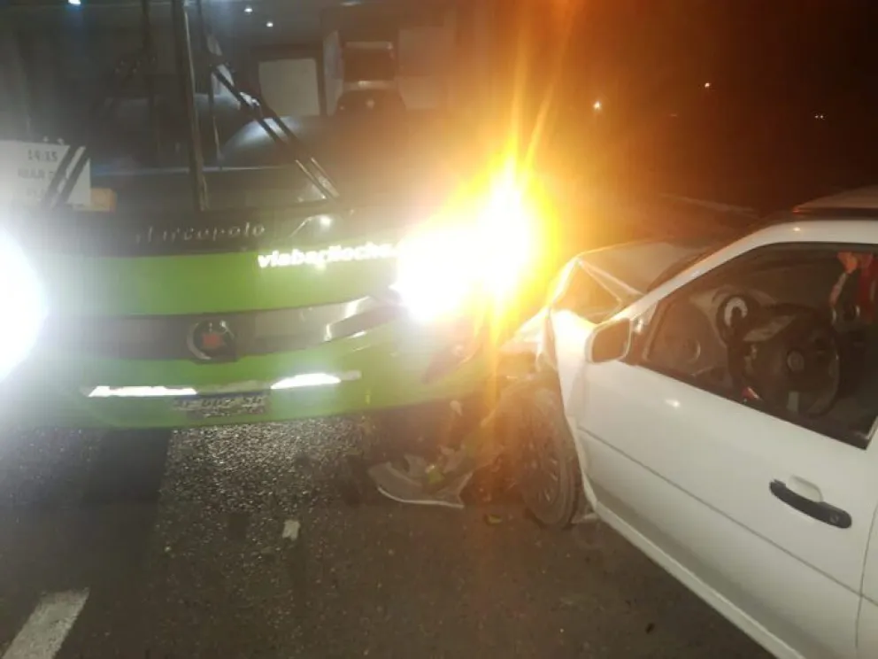 Un automovilista fue hospitalizado tras chocar contra un colectivo en Ruta 22