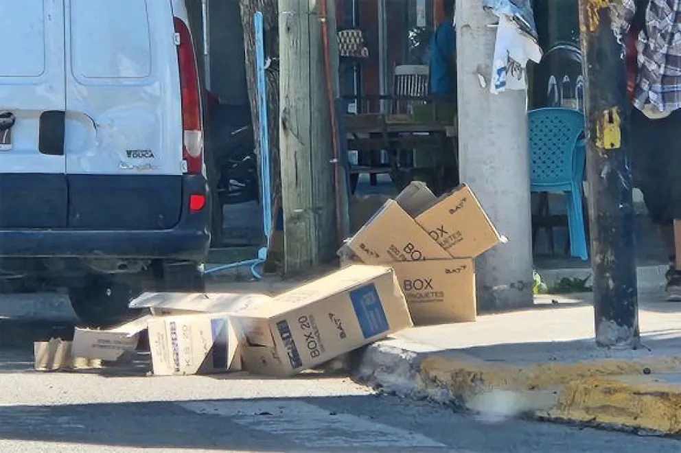 Empresa distribuidora de cigarrillos fue sancionada por dejar cajas tiradas en la vía pública
