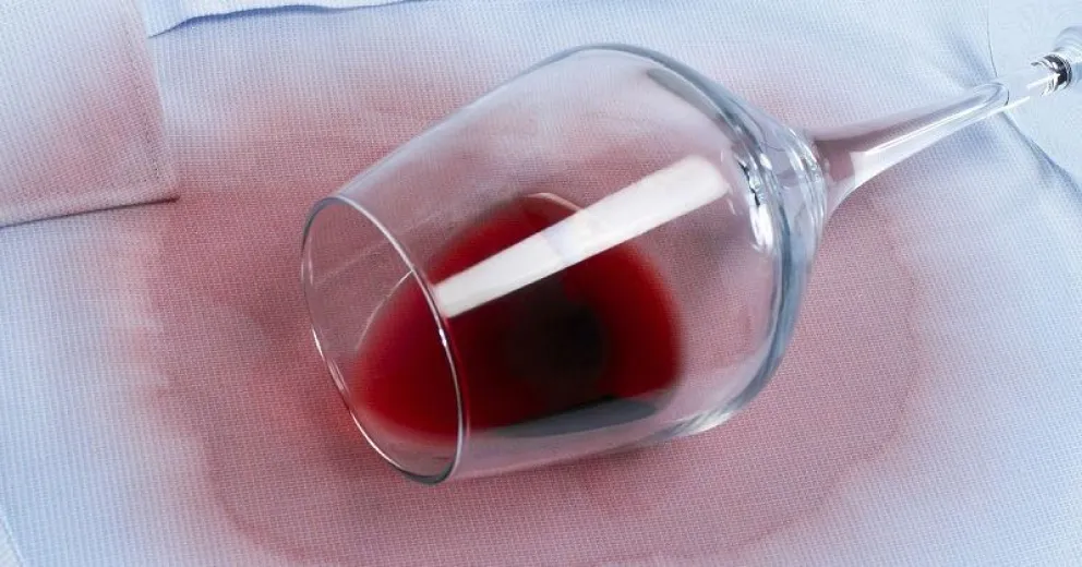 Aprendé a eliminar las manchas de vino con leche: un truco infalible