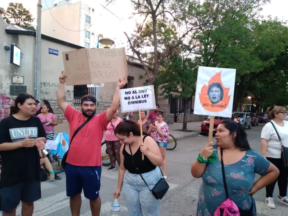Convocan a un nuevo cacerolazo en Roca contra la Ley Ómnibus de Milei