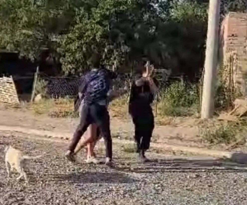 Un policía resultó herido tras un caótico desalojo en el barrio Fiske Menuco