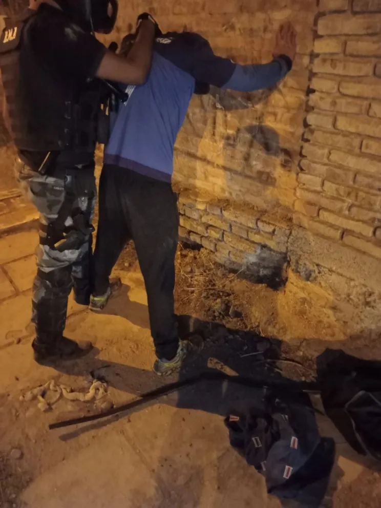 Dos detenidos y un menor demorado por robar el cableado eléctrico público 