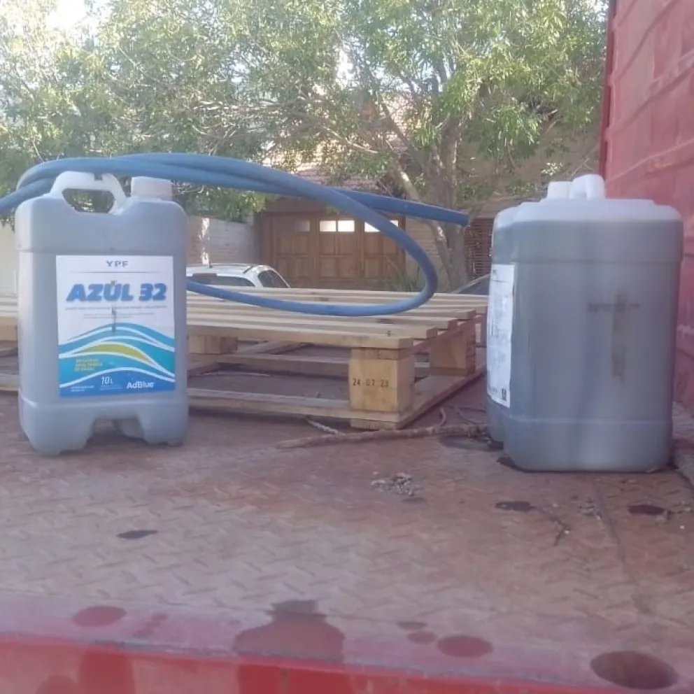 No aguantó el aumento y salió a robar: lo atraparon con dos bidones de gasoil sustraído de un camión