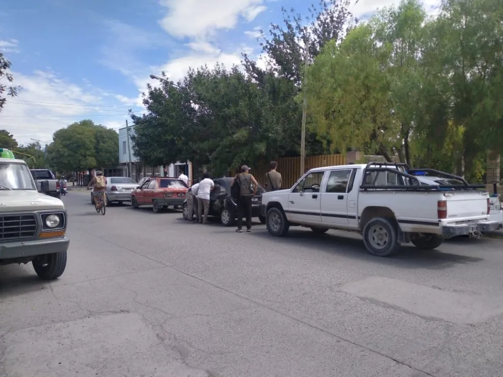 No alcanzó a frenar en el semáforo y provocó un choque en cadena entre cuatro vehículos